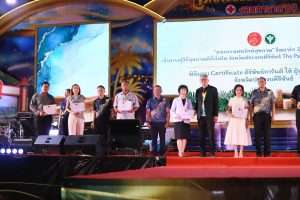 อ.บุญรักมอบประกาศ